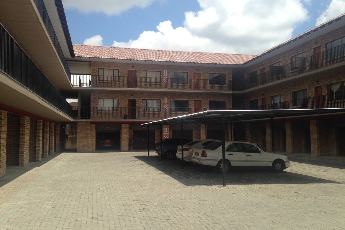 Flat For Sale In Rustenburg - Photo 2