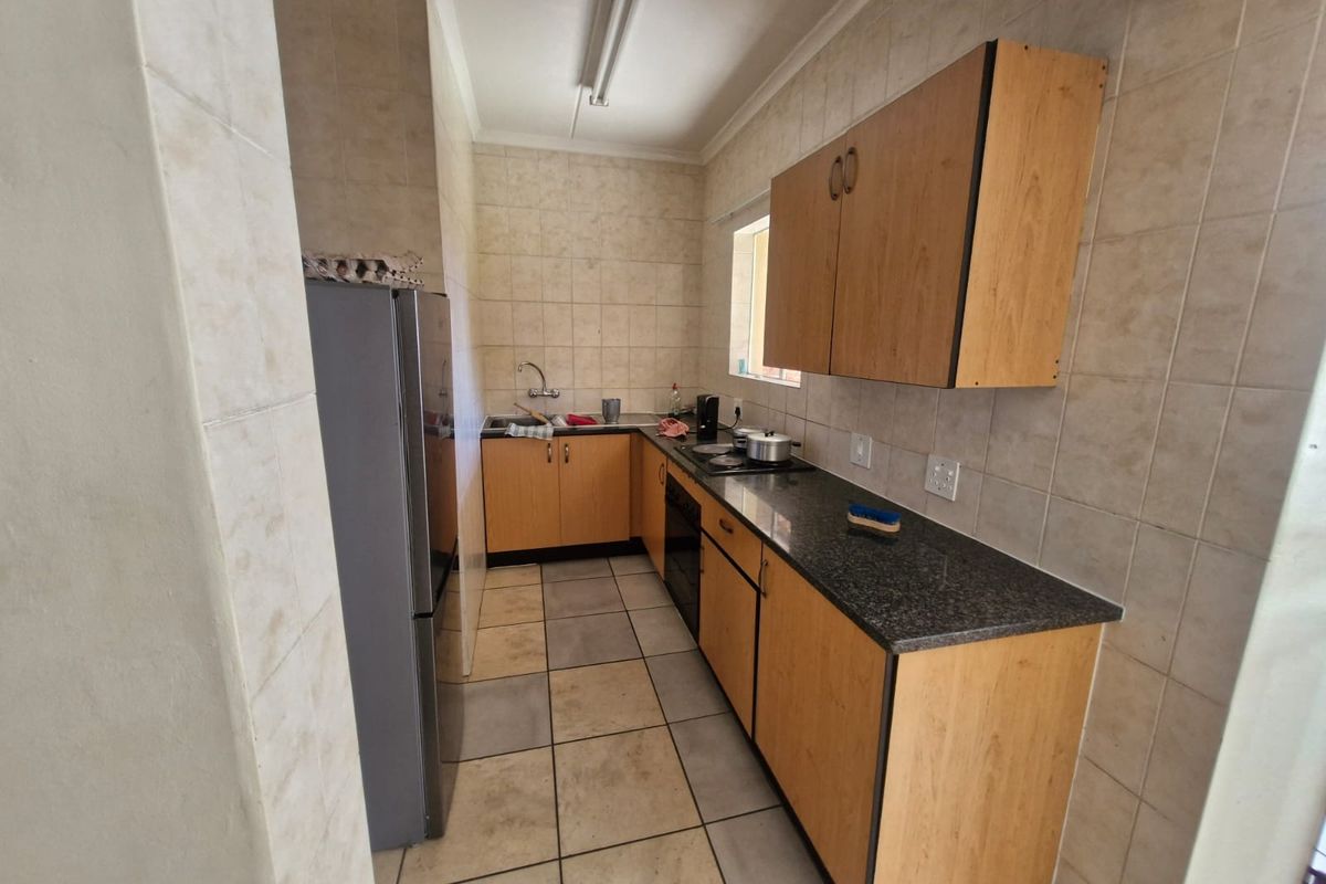 Townhouse Rental Monthly In Rustenburg - Photo 4