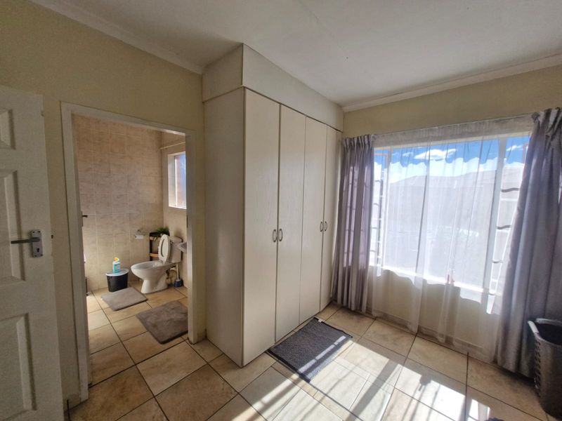 Townhouse Rental Monthly In Rustenburg - Photo 8