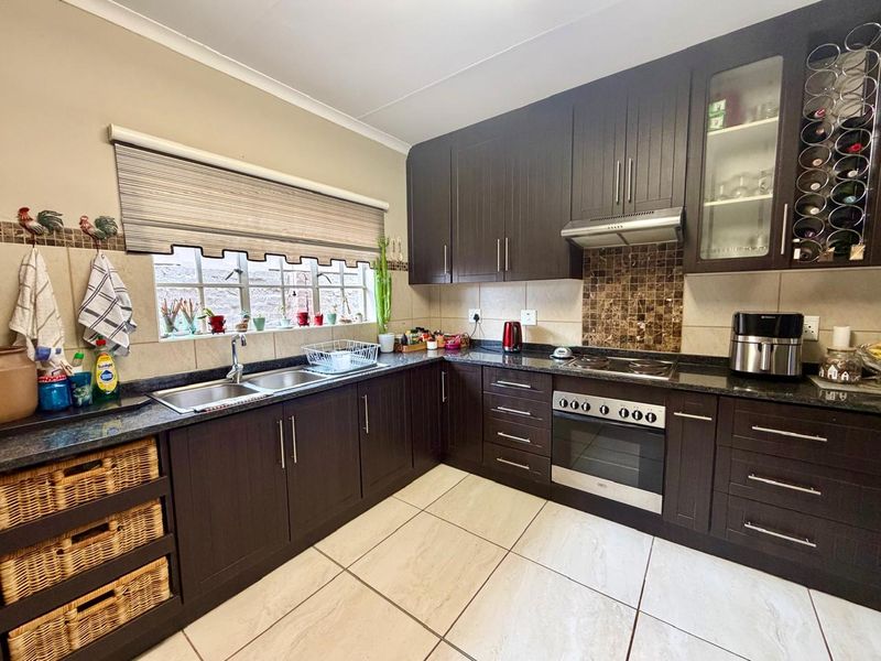 House Pending Sale In Rustenburg - Photo 9