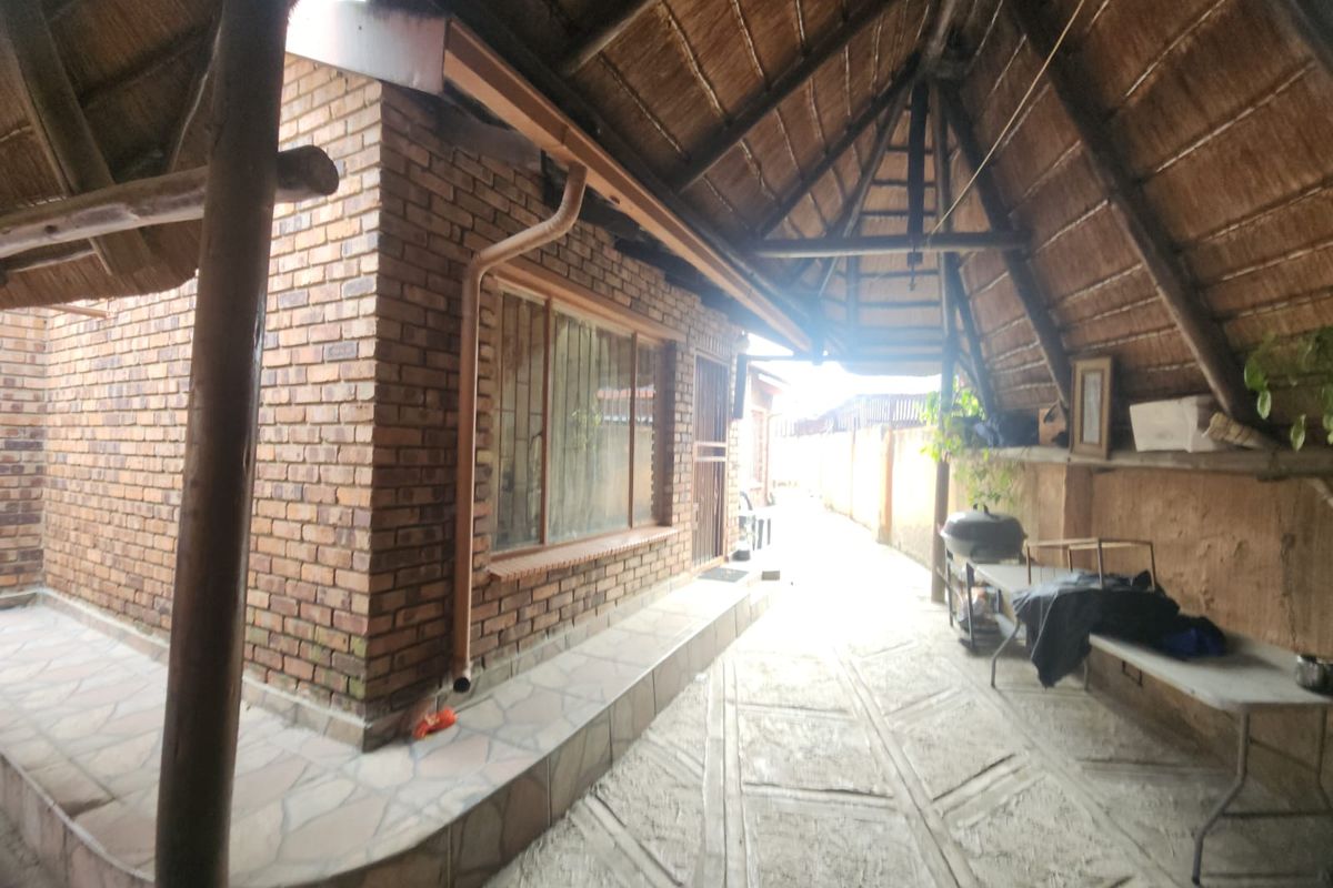 Beautiful Family Home In Paardekraal - Photo 2