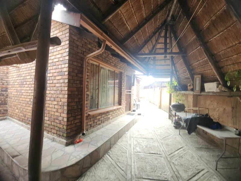 Beautiful Family Home In Paardekraal - Photo 2