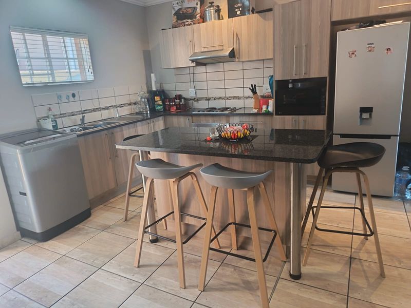 Spacious 3-Bedroom Home in Secure Complex - Photo 1