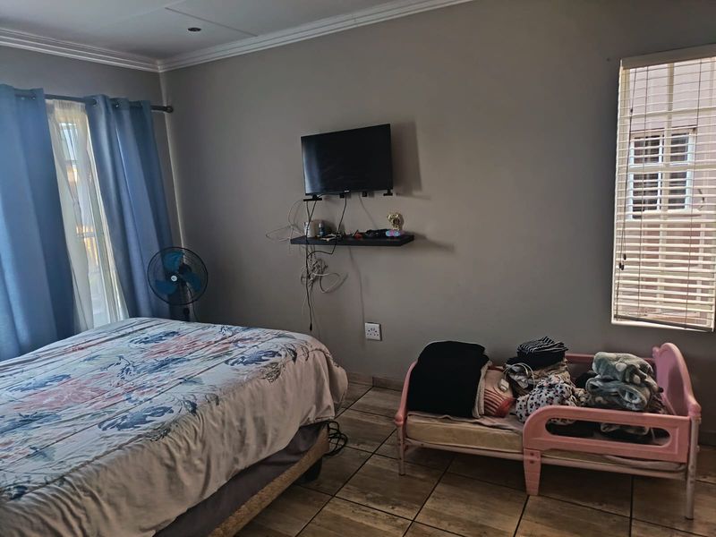 Spacious 3-Bedroom Home in Secure Complex - Photo 9