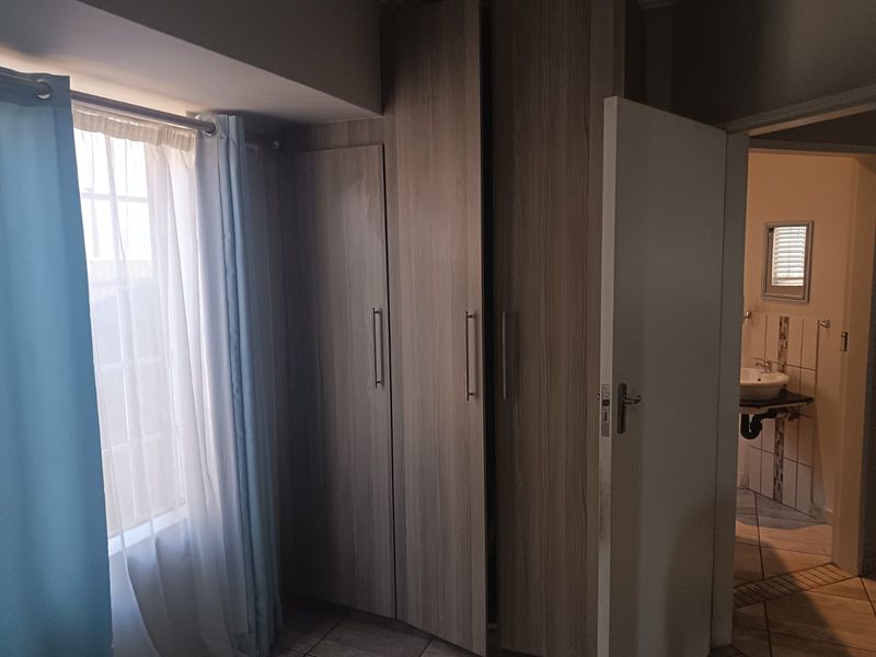 Spacious 3-Bedroom Home in Secure Complex - Photo 10
