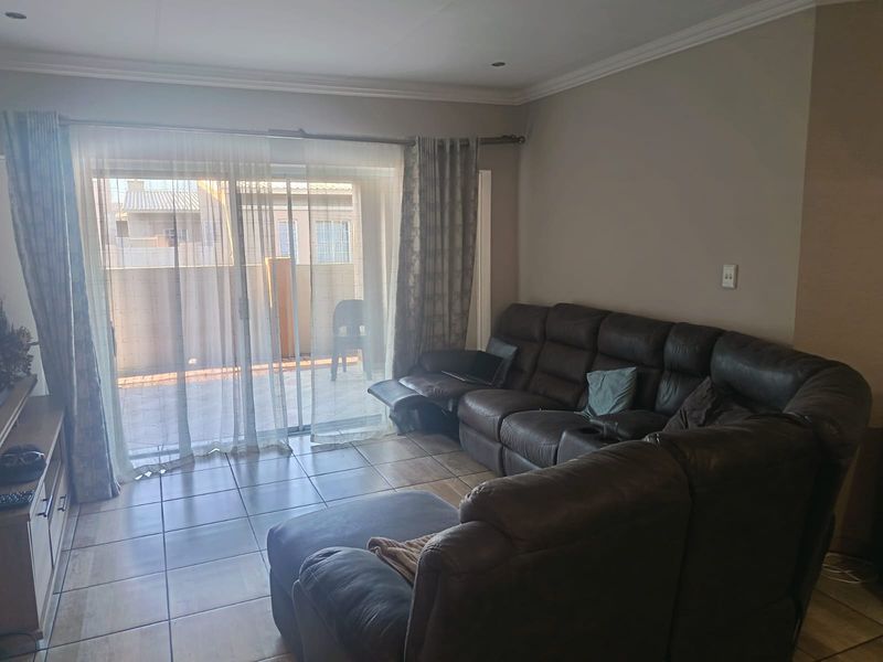 Spacious 3-Bedroom Home in Secure Complex - Photo 6