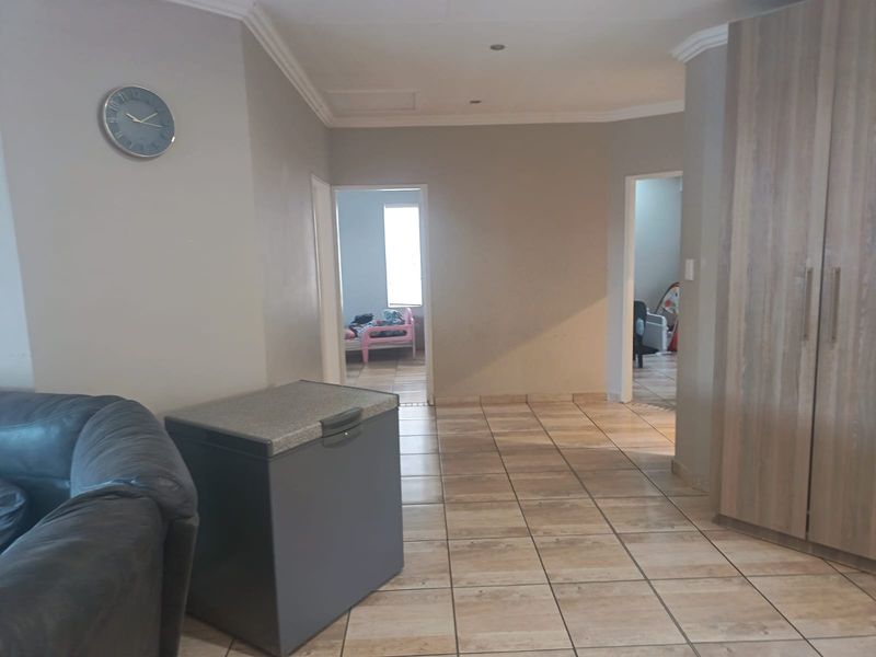 Spacious 3-Bedroom Home in Secure Complex - Photo 4