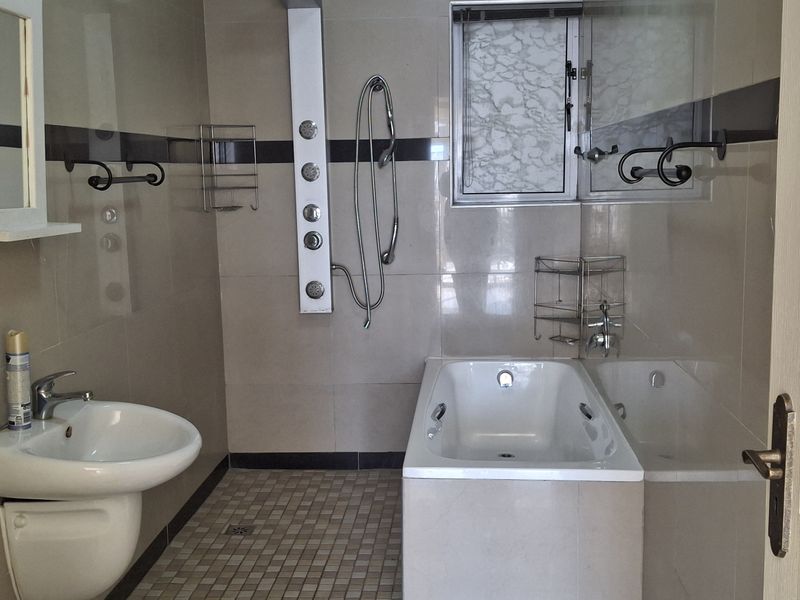 Modern 3-Bedroom Apartment in Prime Central Location - Photo 10