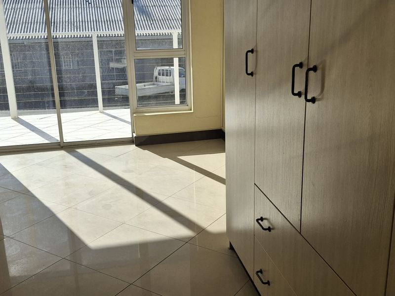 Modern 3-Bedroom Apartment in Prime Central Location - Photo 9