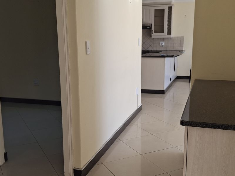 Modern 3-Bedroom Apartment in Prime Central Location - Photo 8