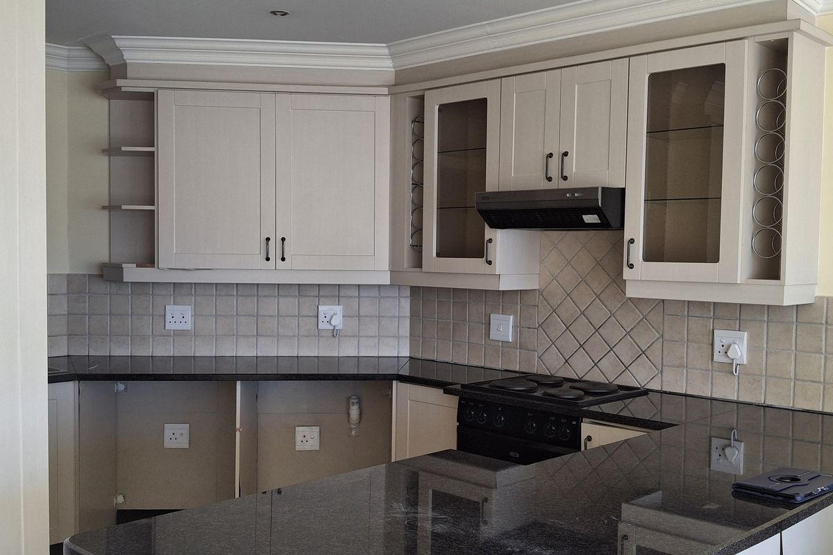 Modern 3-Bedroom Apartment in Prime Central Location - Photo 3