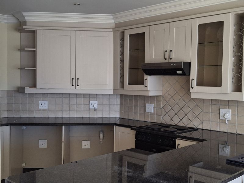 Modern 3-Bedroom Apartment in Prime Central Location - Photo 3
