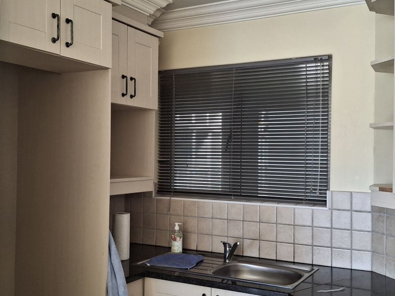 Modern 3-Bedroom Apartment in Prime Central Location - Photo 5