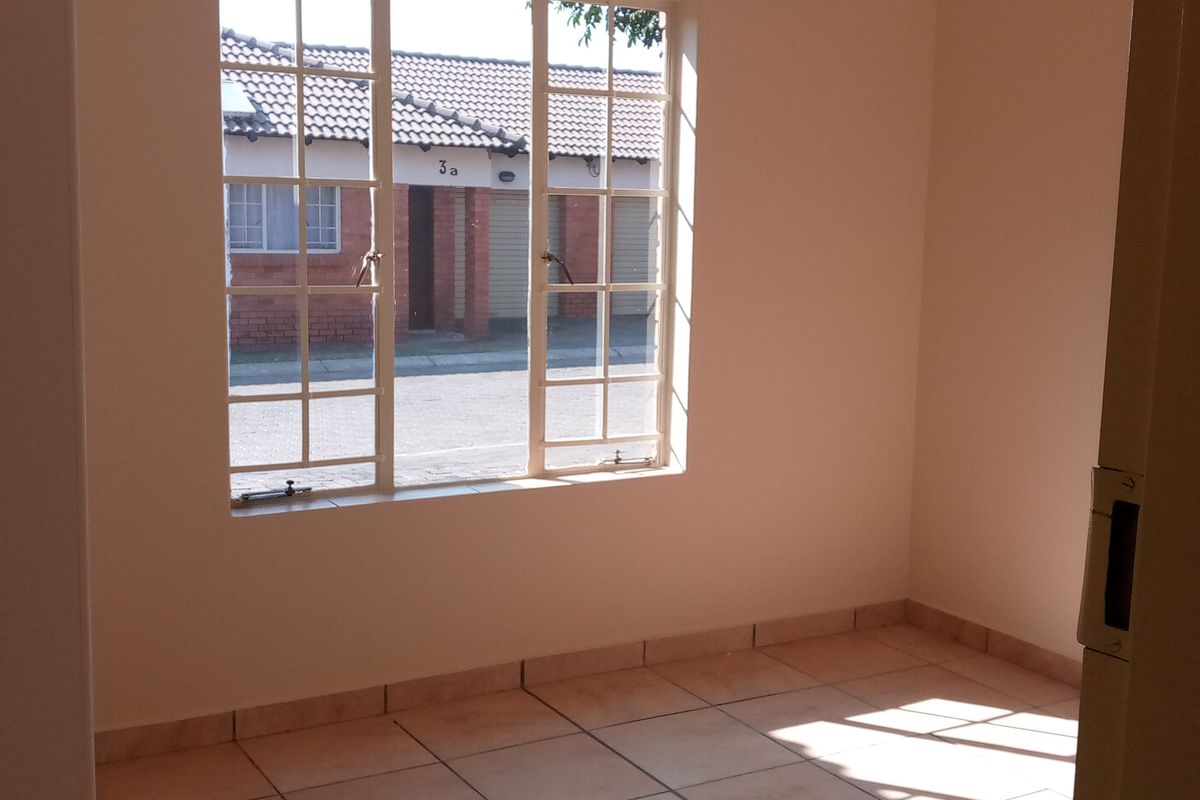 Townhouse Rental Monthly In Rustenburg - Photo 5