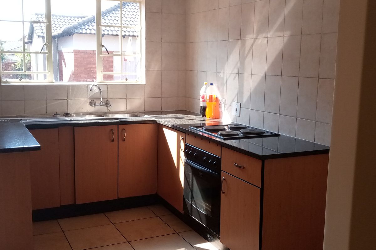 Townhouse Rental Monthly In Rustenburg - Photo 3