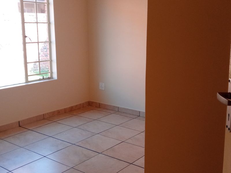 Townhouse Rental Monthly In Rustenburg - Photo 9