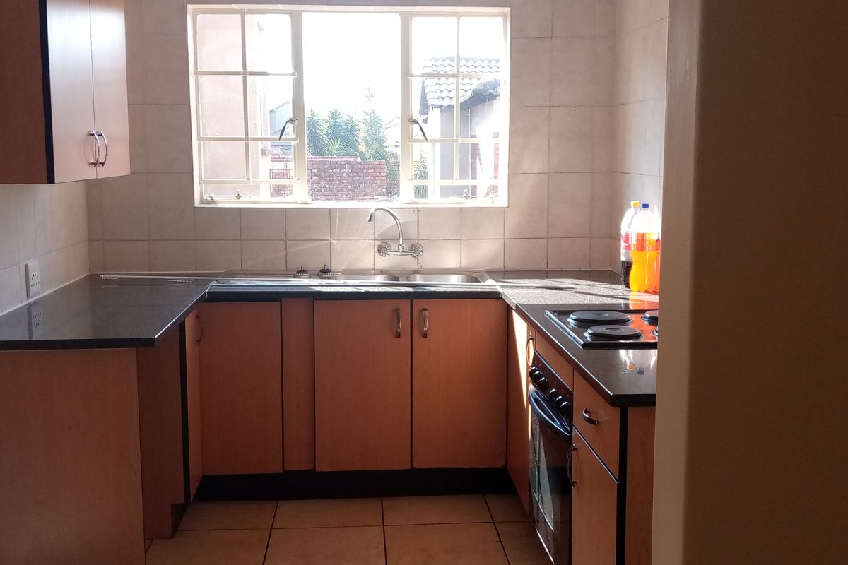 Townhouse Rental Monthly In Rustenburg - Photo 4