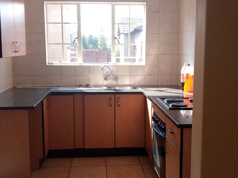Townhouse Rental Monthly In Rustenburg - Photo 4