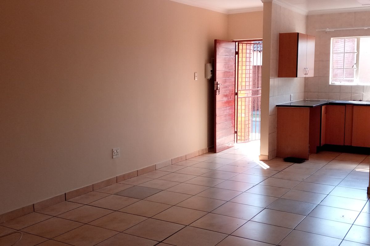 Townhouse Rental Monthly In Rustenburg - Photo 2