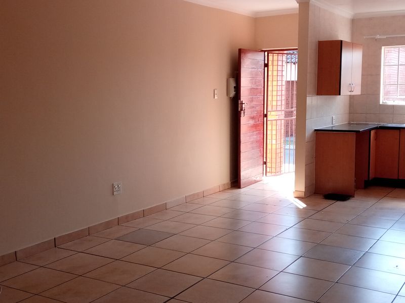 Townhouse Rental Monthly In Rustenburg - Photo 2