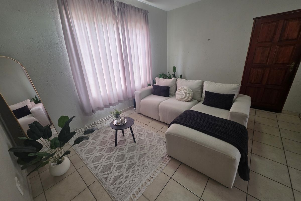 Flat For Sale In Rustenburg - Photo 2