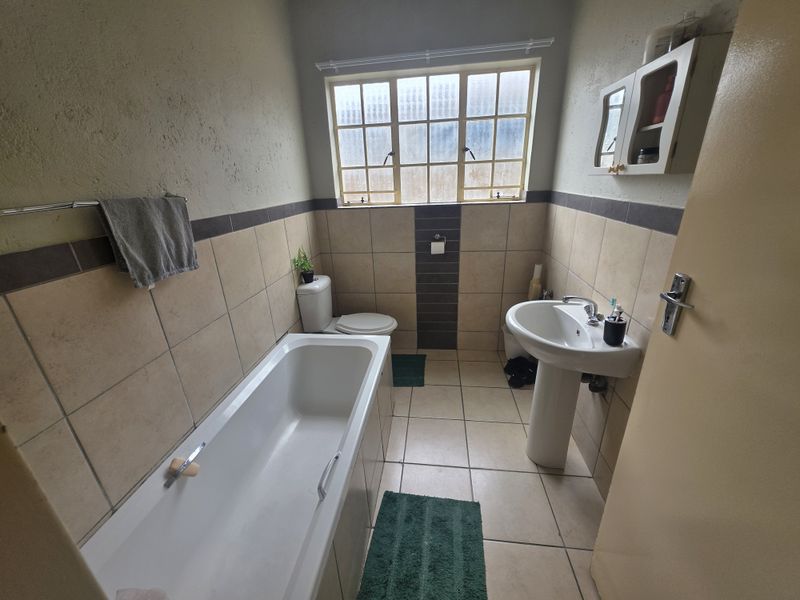 Flat For Sale In Rustenburg - Photo 7