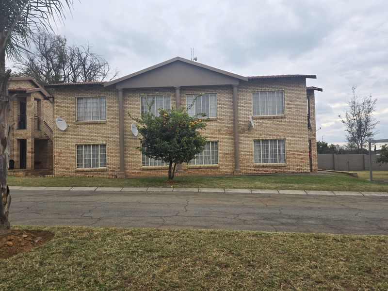 Flat For Sale In Rustenburg - Photo 1