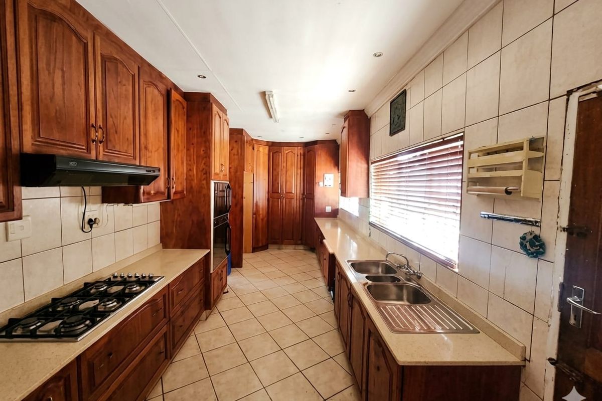 Spacious 4-Bedroom Family Home with shared yard & top-tier Security. - Photo 3