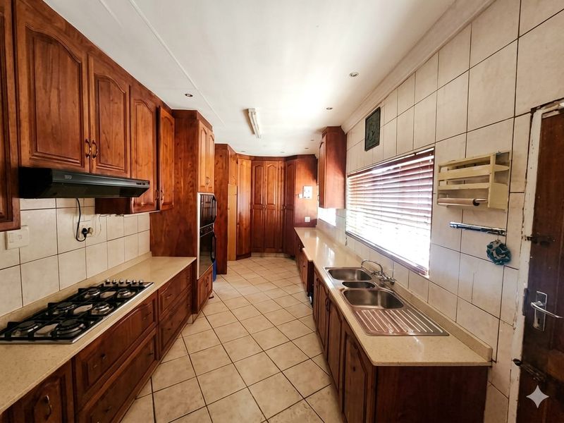 Spacious 4-Bedroom Family Home with shared yard & top-tier Security. - Photo 3
