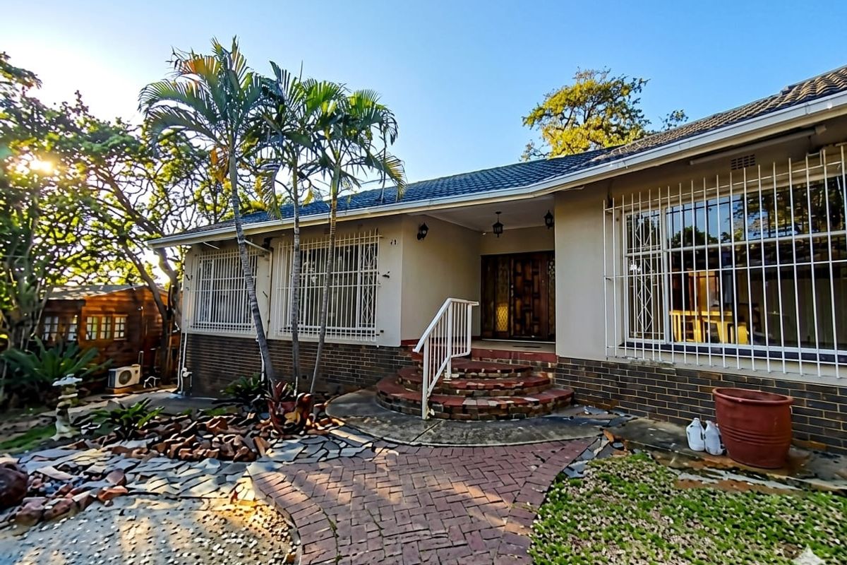 Spacious 4-Bedroom Family Home with shared yard & top-tier Security. - Photo 2