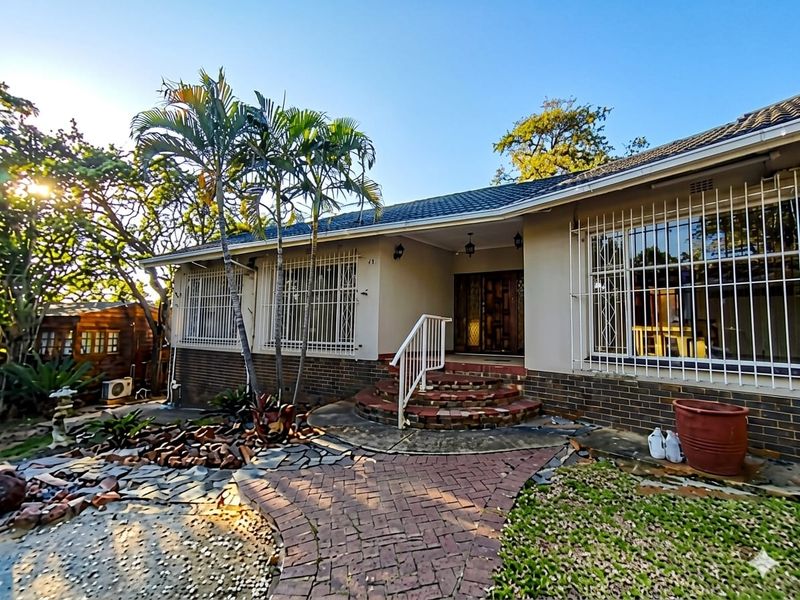 Spacious 4-Bedroom Family Home with shared yard & top-tier Security. - Photo 2