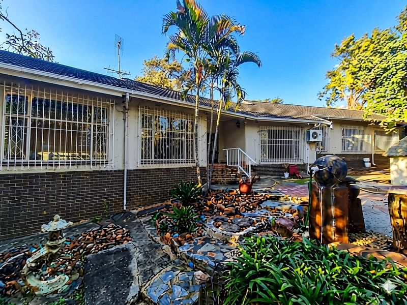 Spacious 4-Bedroom Family Home with shared yard & top-tier Security. - Photo 1