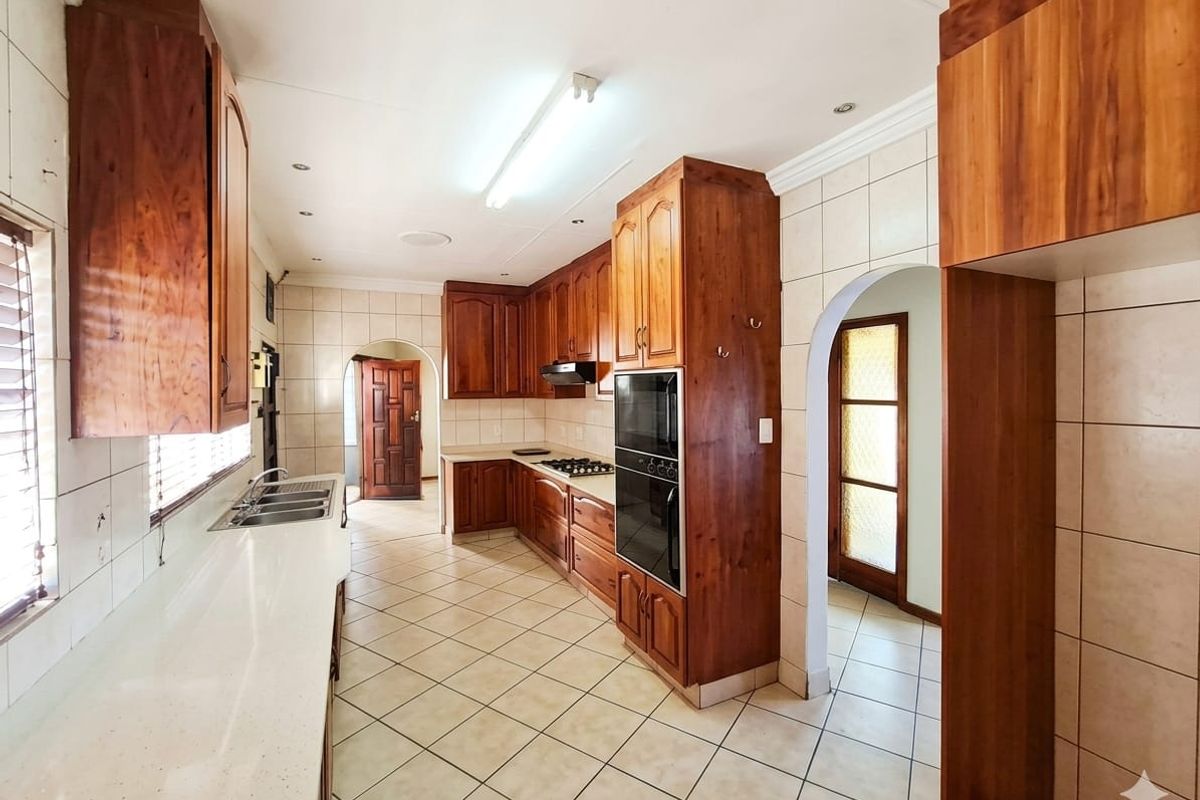 Spacious 4-Bedroom Family Home with shared yard & top-tier Security. - Photo 4