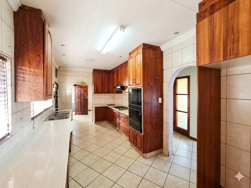 Spacious 4-Bedroom Family Home with shared yard & top-tier Security. - Photo 4