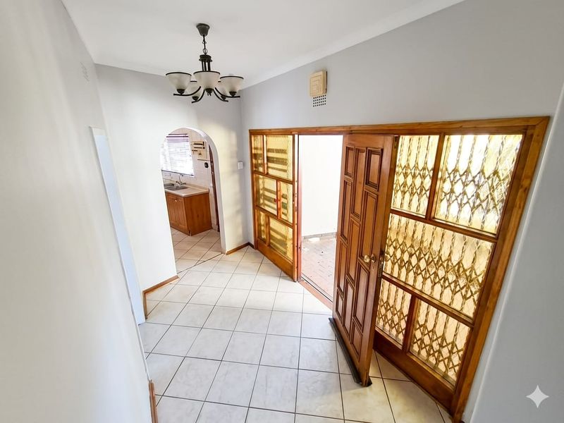 Spacious 4-Bedroom Family Home with shared yard & top-tier Security. - Photo 10