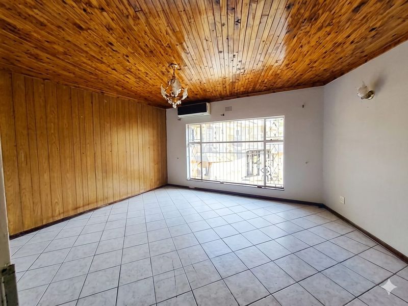 Spacious 4-Bedroom Family Home with shared yard & top-tier Security. - Photo 8