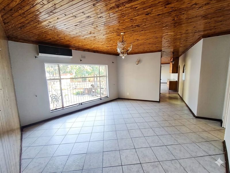 Spacious 4-Bedroom Family Home with shared yard & top-tier Security. - Photo 9