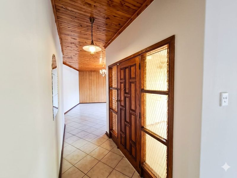 Spacious 4-Bedroom Family Home with shared yard & top-tier Security. - Photo 7