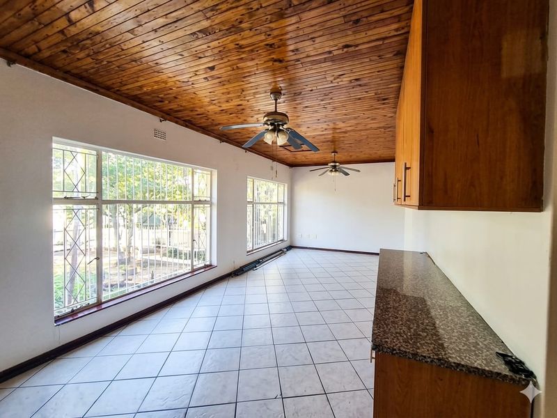 Spacious 4-Bedroom Family Home with shared yard & top-tier Security. - Photo 5