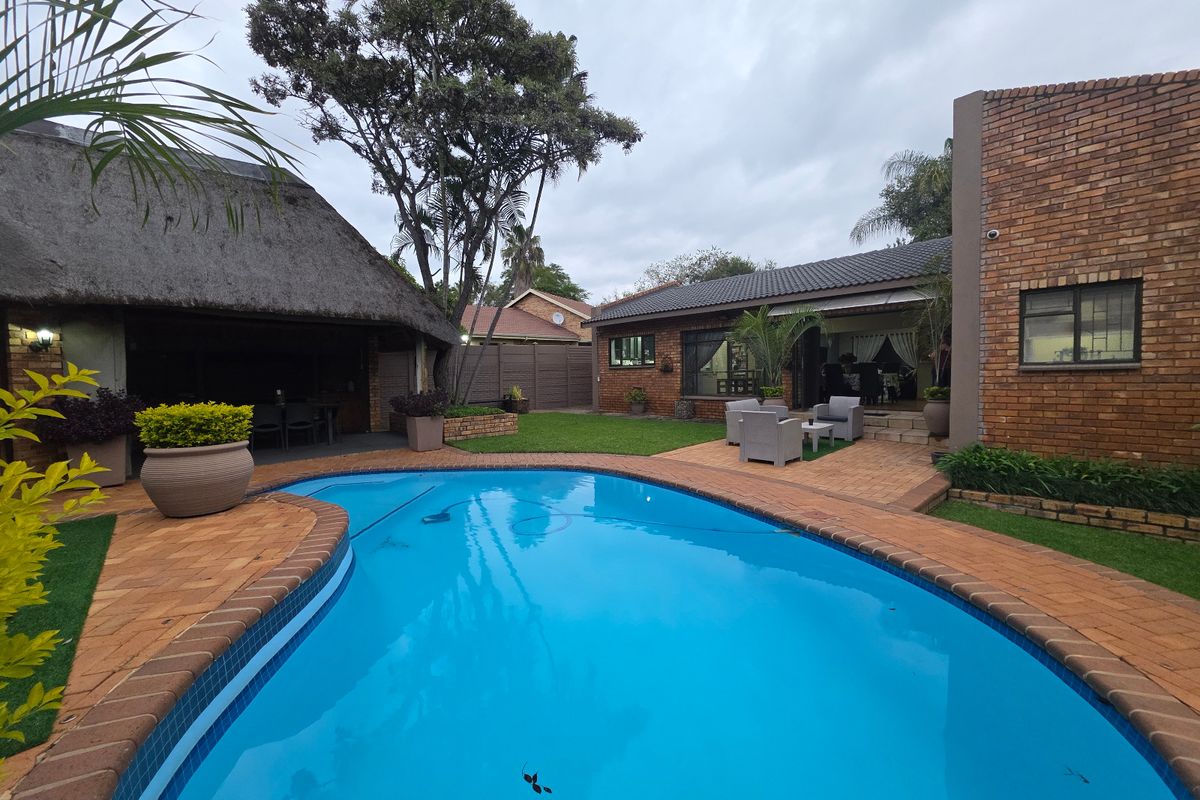 The Complete Package: 4-Bed Family Home with Pool, Flatlet, and Borehole! - Photo 5