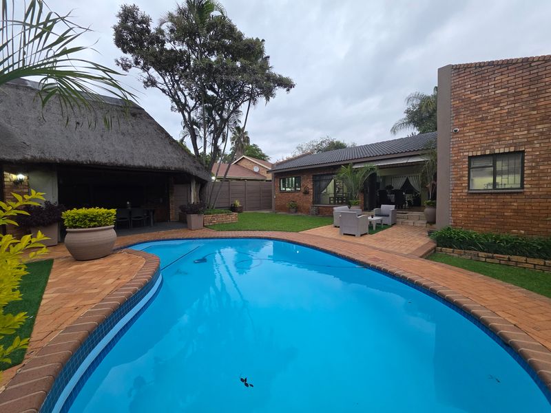 The Complete Package: 4-Bed Family Home with Pool, Flatlet, and Borehole! - Photo 5