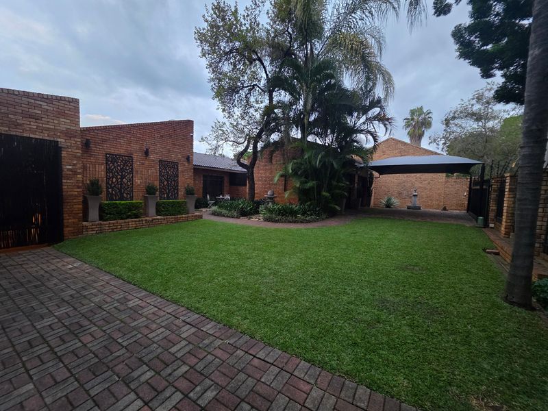 The Complete Package: 4-Bed Family Home with Pool, Flatlet, and Borehole! - Photo 1