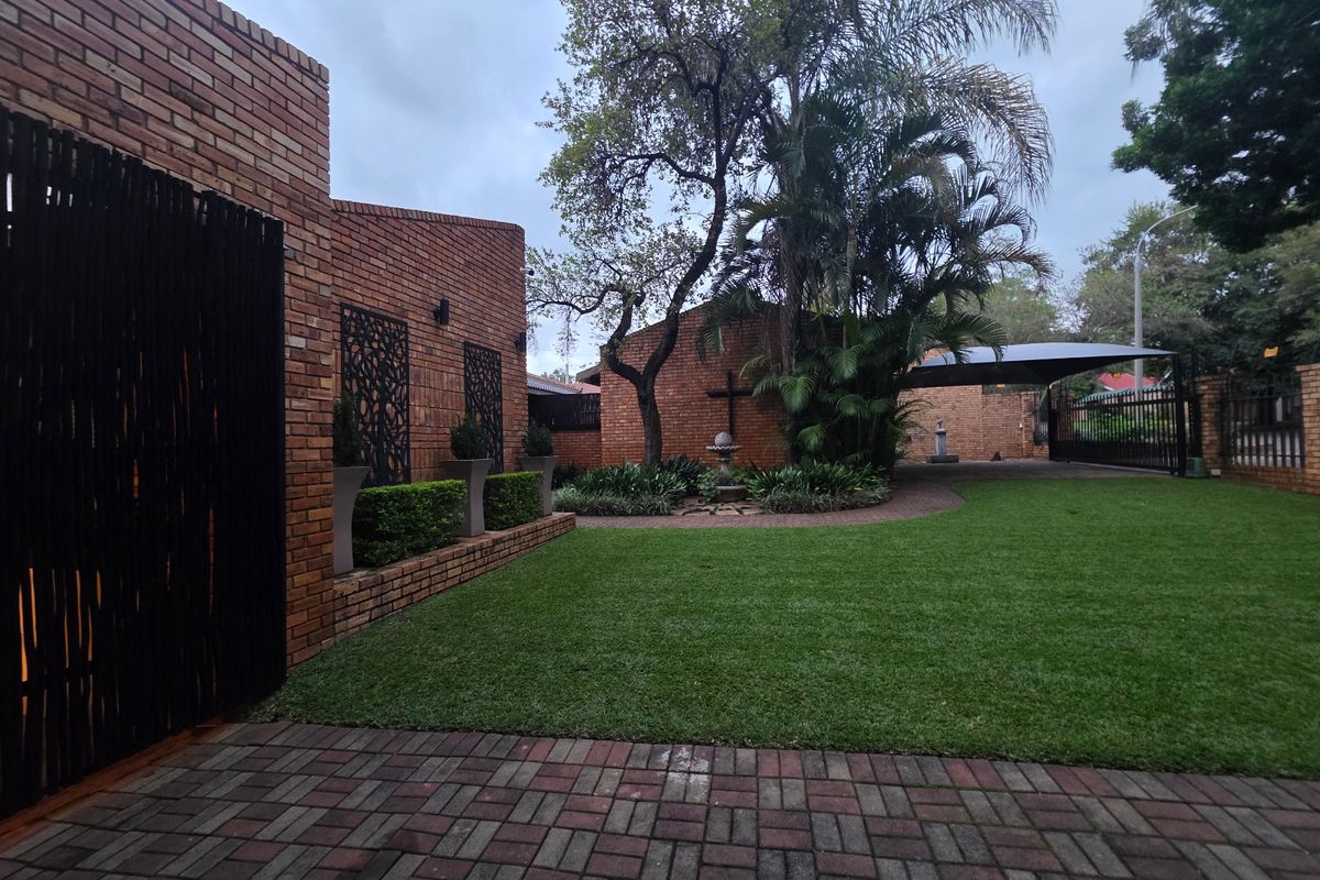 The Complete Package: 4-Bed Family Home with Pool, Flatlet, and Borehole! - Photo 2