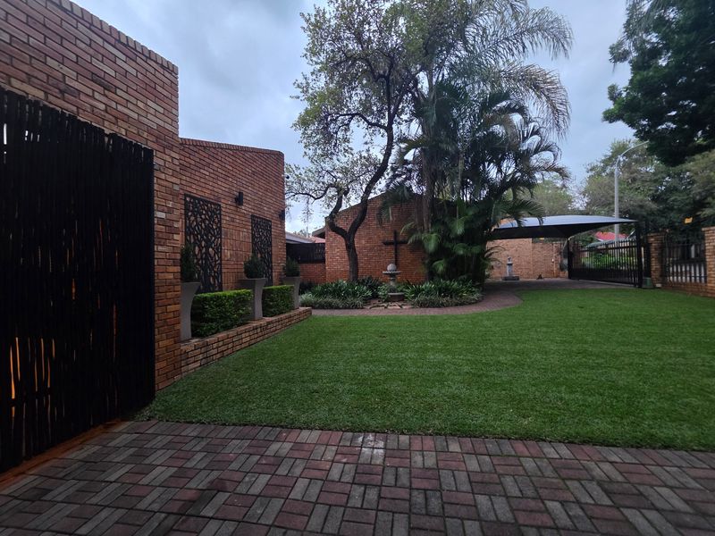 The Complete Package: 4-Bed Family Home with Pool, Flatlet, and Borehole! - Photo 2