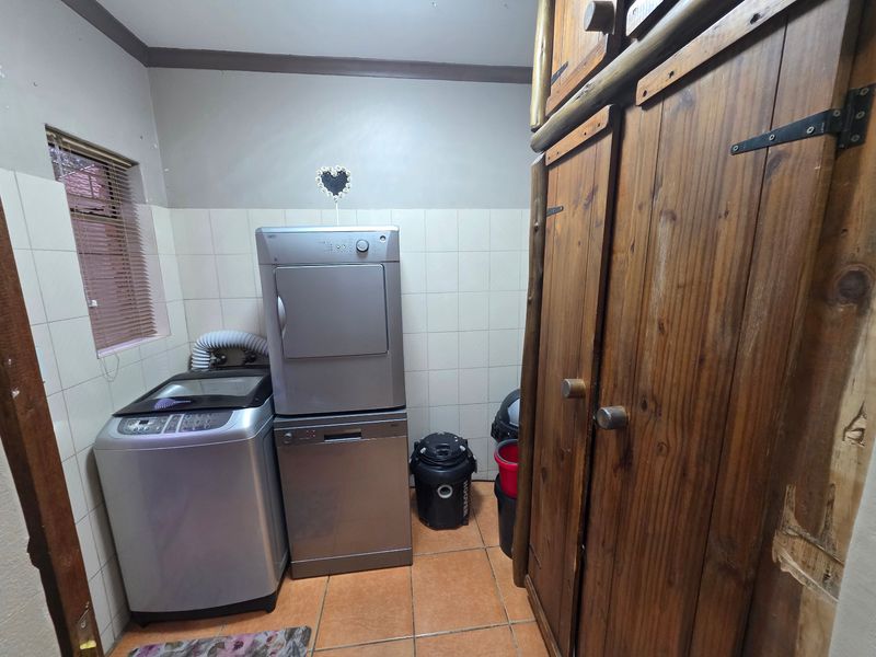 The Complete Package: 4-Bed Family Home with Pool, Flatlet, and Borehole! - Photo 10