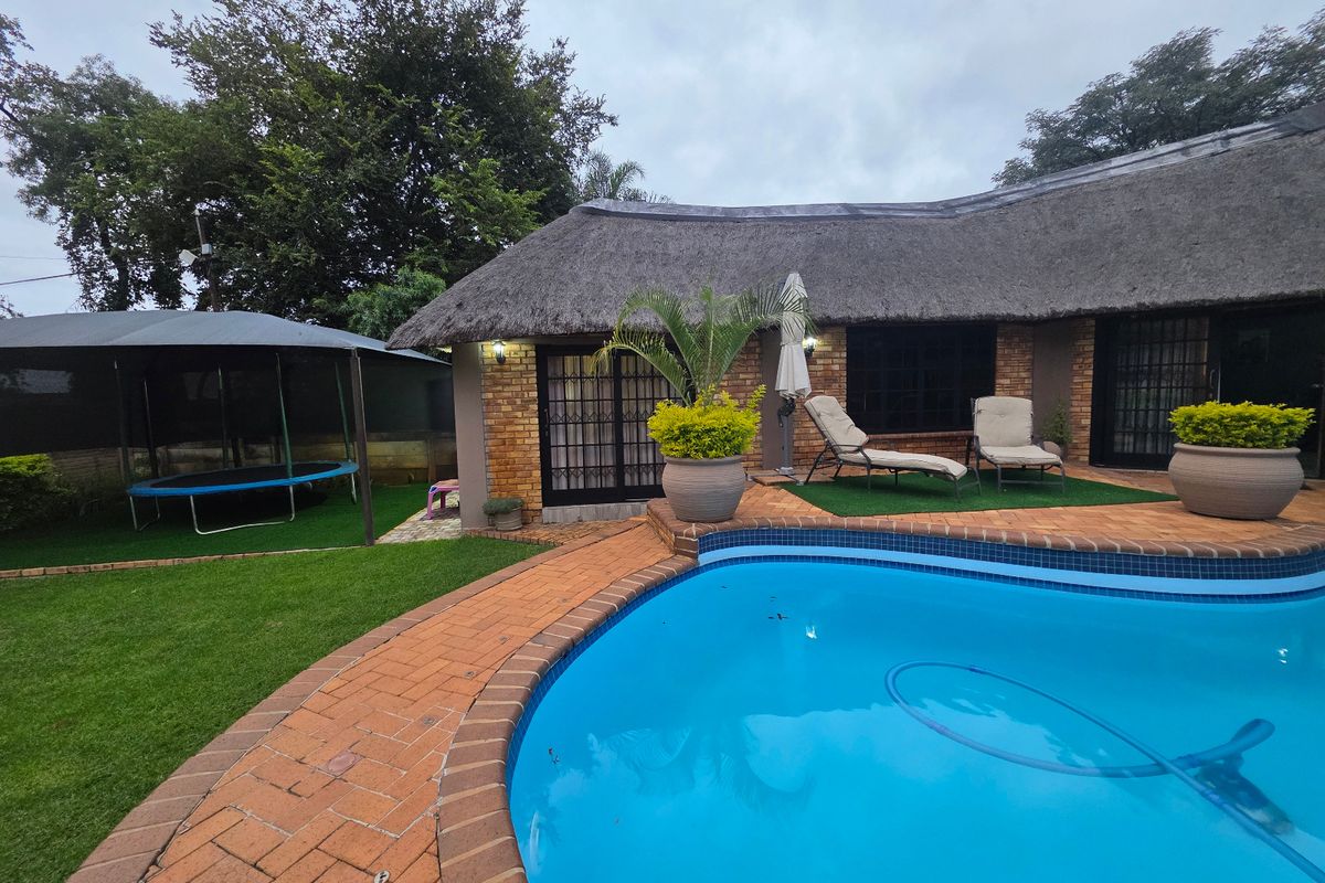 The Complete Package: 4-Bed Family Home with Pool, Flatlet, and Borehole! - Photo 4