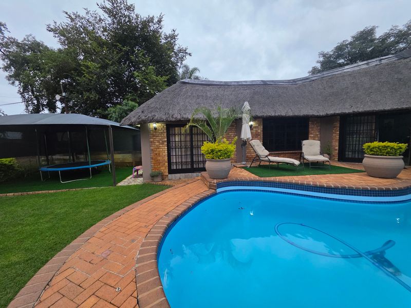 The Complete Package: 4-Bed Family Home with Pool, Flatlet, and Borehole! - Photo 4