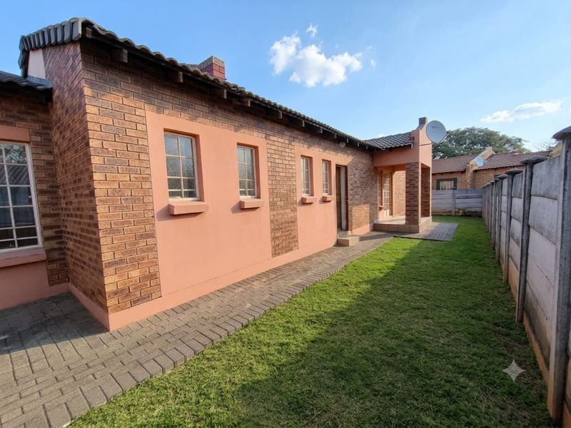 Charming 3-Bed Family Home with a Massive Wrap-Around Yard! - Photo 4