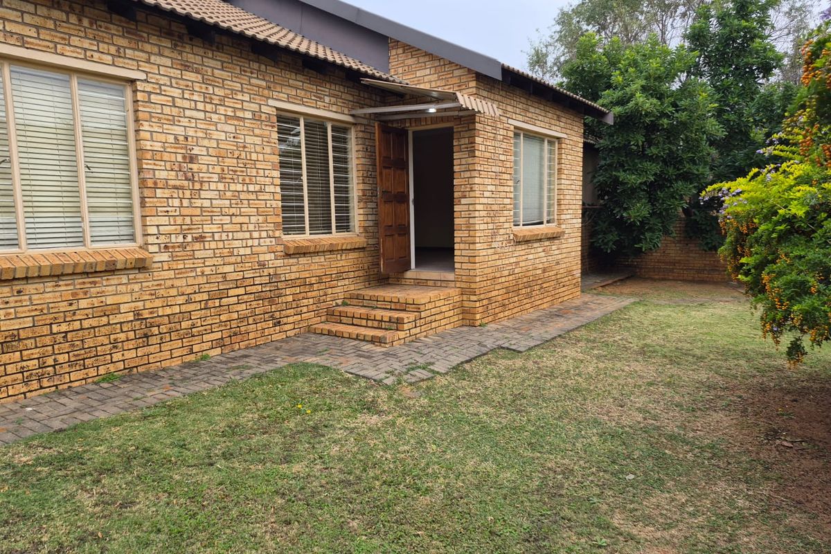 Townhouse Rental Monthly In Rustenburg - Photo 2