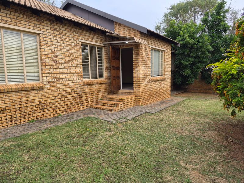 Townhouse Rental Monthly In Rustenburg - Photo 2